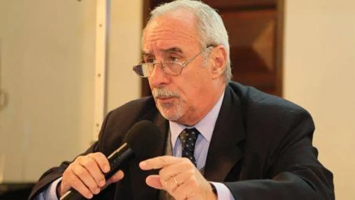 Juez de Olavarría Santiago Arrondo ejerce ilegalmente la medicina. Dr Oscar Botta