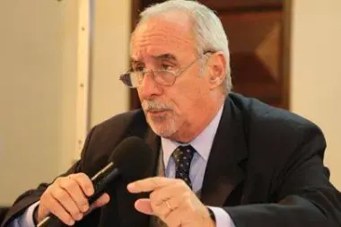 Juez de Olavarría Santiago Arrondo ejerce ilegalmente la medicina. Dr Oscar Botta