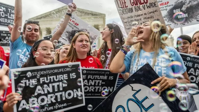 Militantes feministas repudiaron el fallo estadounidense que derogó el derecho al aborto