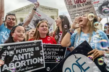 Militantes feministas repudiaron el fallo estadounidense que derogó el derecho al aborto