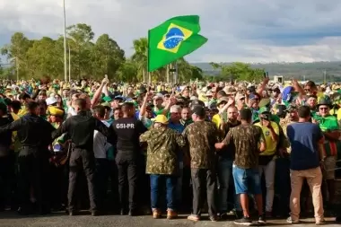 Bolsonaro y un fuerte gesto a las Fuerzas Armadas: "El último obstáculo contra el socialismo"