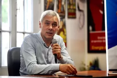 Fabián Cagliardi: "Queremos hacer un colectivo en forma de tranvía para Berisso"