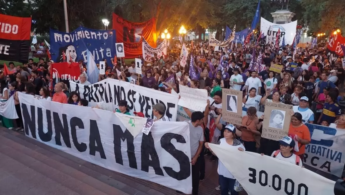 #TeLaDebo: La plaza gritó "Nunca Más"