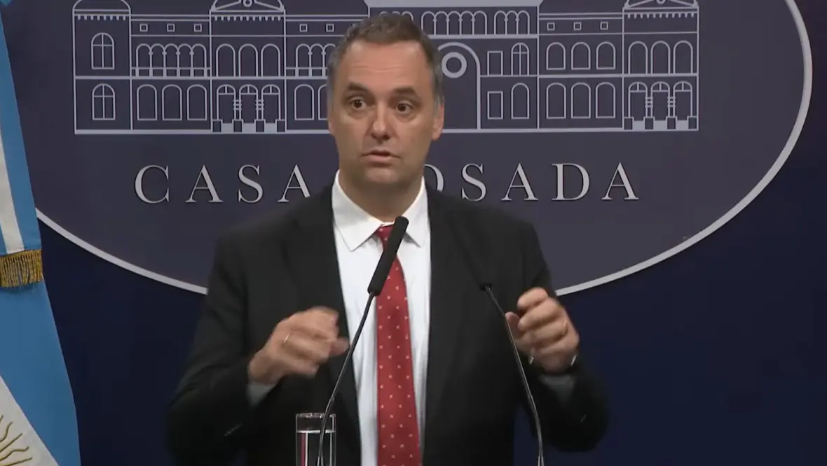 Polémica por la conferencia de Adorni: “En vez de calmar las aguas, las agitaron”