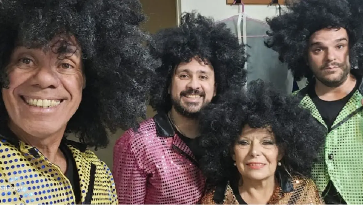 Los Ochentosos: “Hacemos un show sin pausas, con música, humor y mucha interacción”