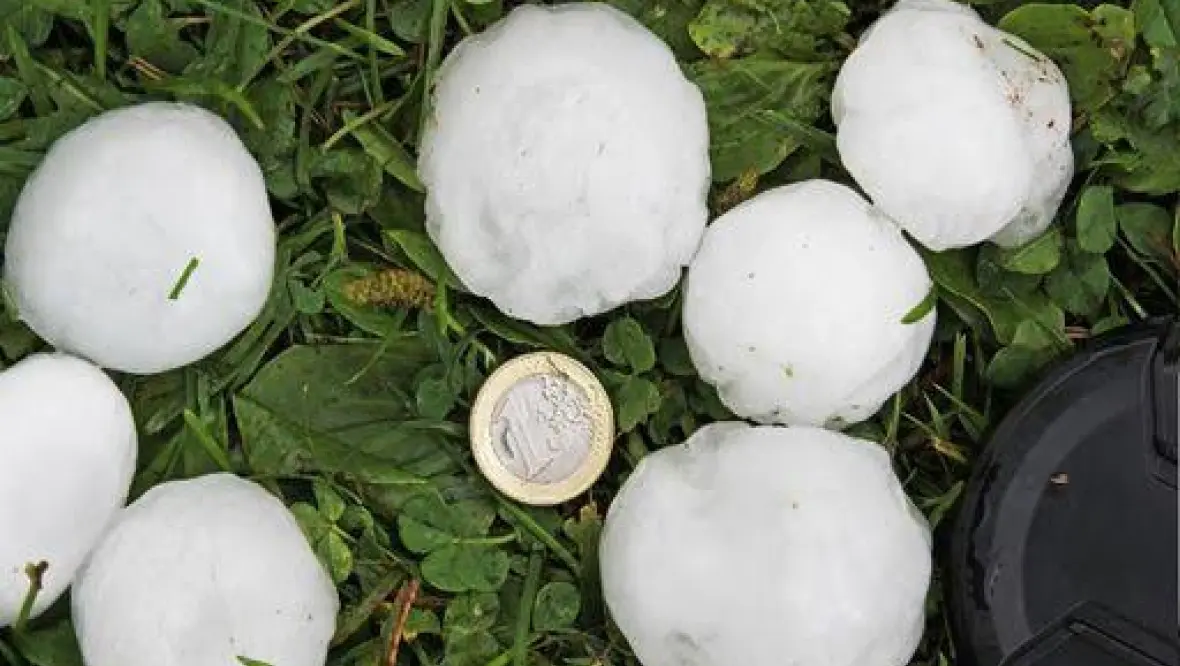 Descubren microplásticos en granizo: “Hay forma de manipular el clima y lo hacen”