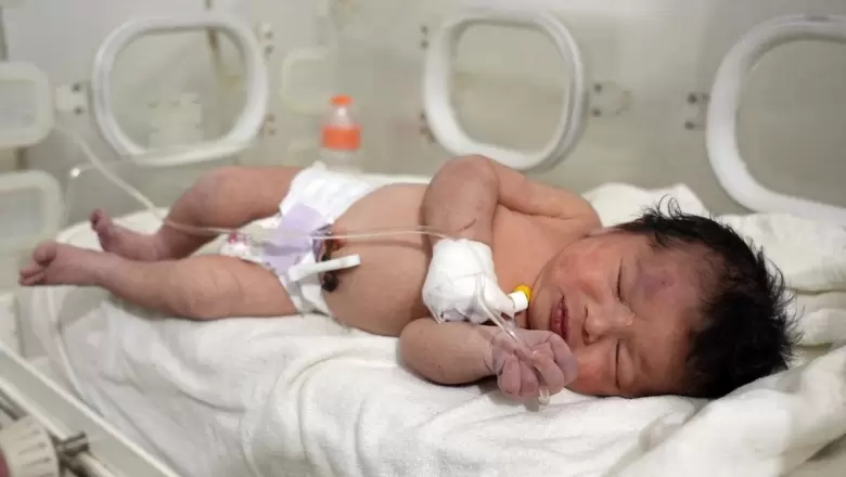 Rescataron a una bebé que nació entre los escombros del sismo en Siria