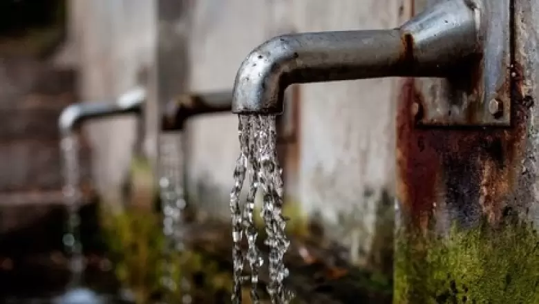 Problemas con el agua en La Plata: "Estamos cansados de que salga con sedimento y color"