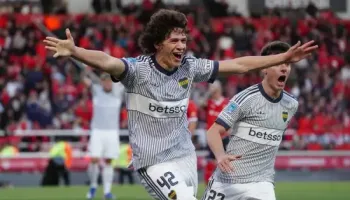 Boca pegó de cabeza y se quedó con el triunfo ante Independiente