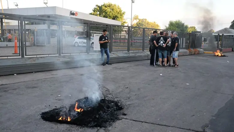 Despidos en Fate: “No vamos a ser esclavos en la fábrica ni desocupados revolviendo la basura”
