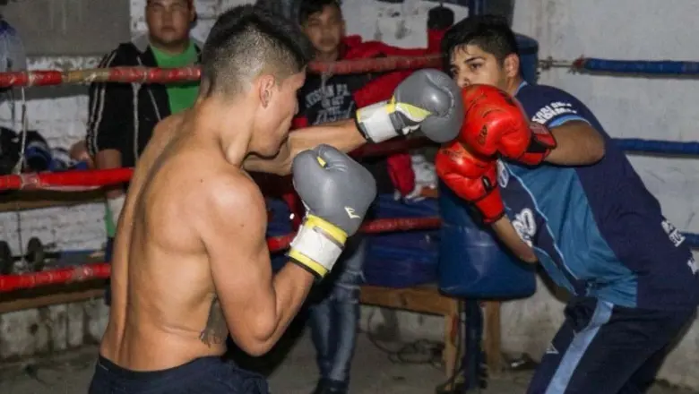 “El boxeo en los barrios ayuda a que los chicos tengan disciplina y contención”