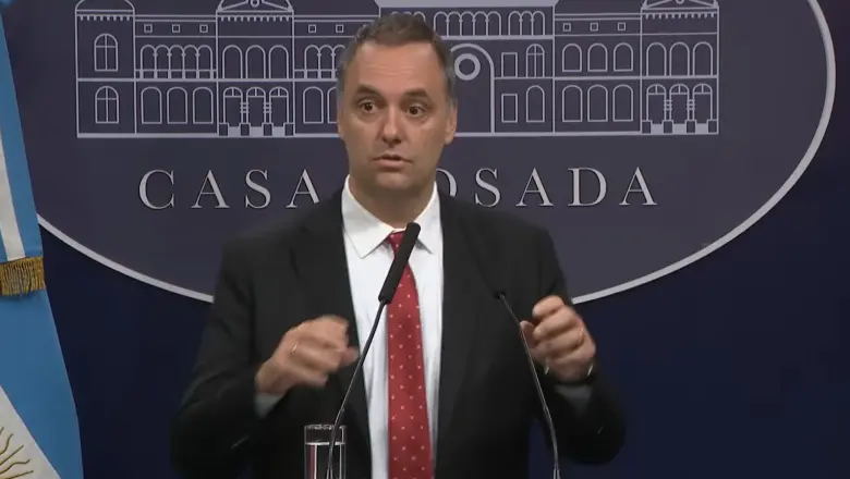 Polémica por la conferencia de Adorni: “En vez de calmar las aguas, las agitaron”