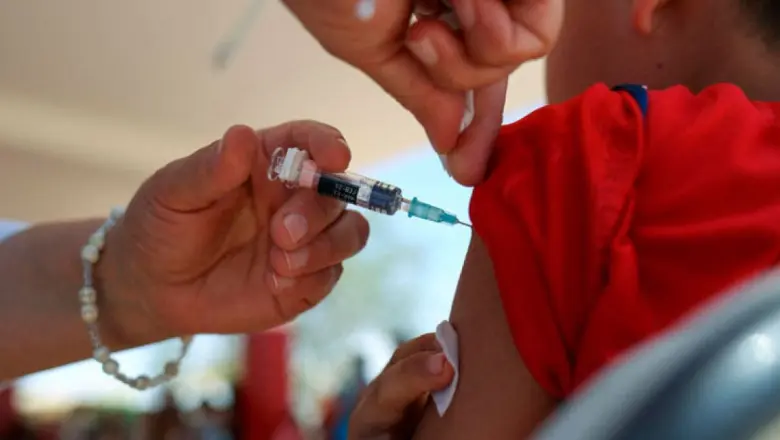 “Estoy arrepentido de vacunar a mi hijo: la sanidad lo dejó gravemente dañado”