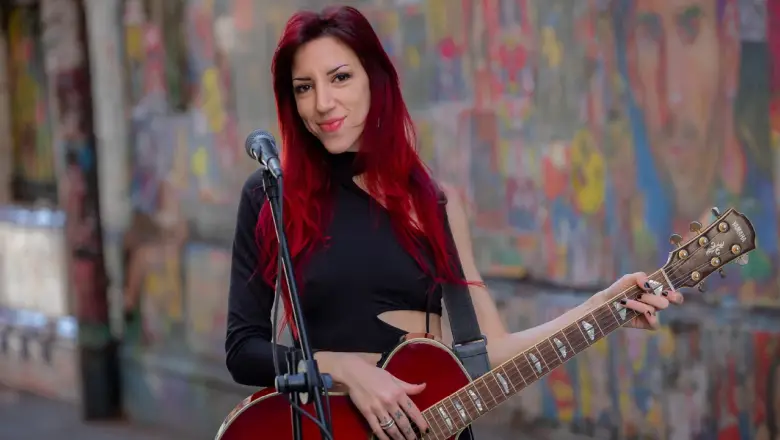 Denisse Romano: “En la vereda o en un estadio, esto soy: música y compositora”