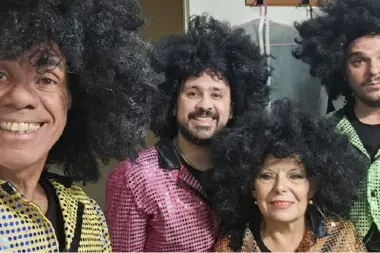 Los Ochentosos: “Hacemos un show sin pausas, con música, humor y mucha interacción”