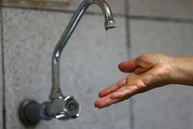 Los Hornos: "Hace cuatro días que estamos sin una gota de agua y nadie se hace cargo"