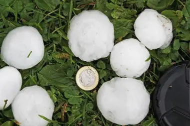 Descubren microplásticos en granizo: “Hay forma de manipular el clima y lo hacen”